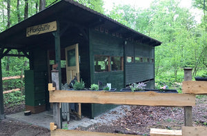 Bienenhaus von Außen im Wald mit Zaun