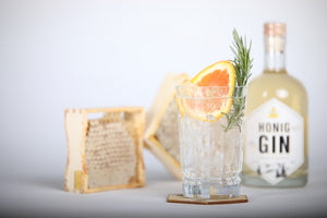 Gincocktail Gin&Tonic mit Gin Flasche und Wabenhonig