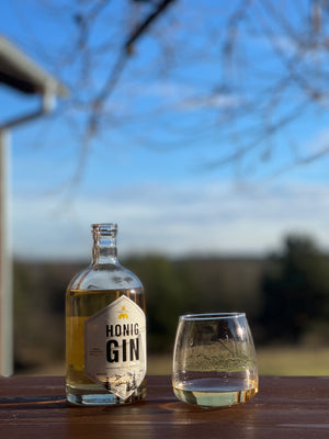 offene Bio-Honig Gin Flasche mit Glas