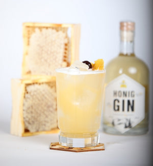 Gincocktail Mango mit Gin Flasche und Wabenhonig