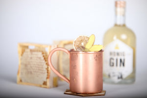 Gincocktail Mule mit Gin Flasche und Wabenhonig