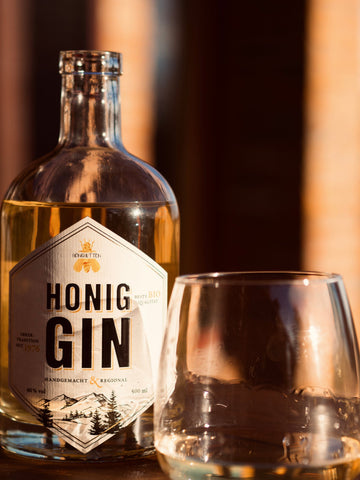 Gin Flasche mit gefülltem Glas