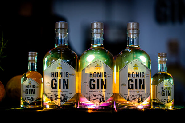 Bild Bio-Honig Gin Flaschen modern beleuchtet