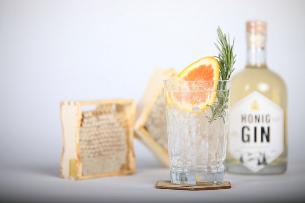 Gincocktail Gin&Tonic mit Gin Flasche und Wabenhonig