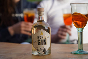 Gin Flasche auf dem Tisch mit Menschen im Hintergrund
