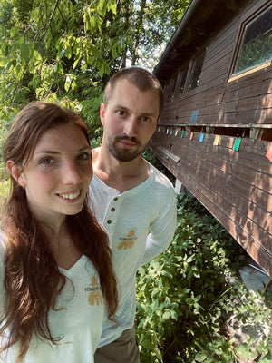 Bild von den Geschäftsführer Melanie und Maximilian vor dem Bienenhaus