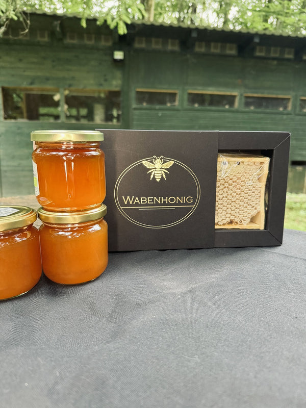 Wabenhonig in Premiumverpackung und Honiggläser