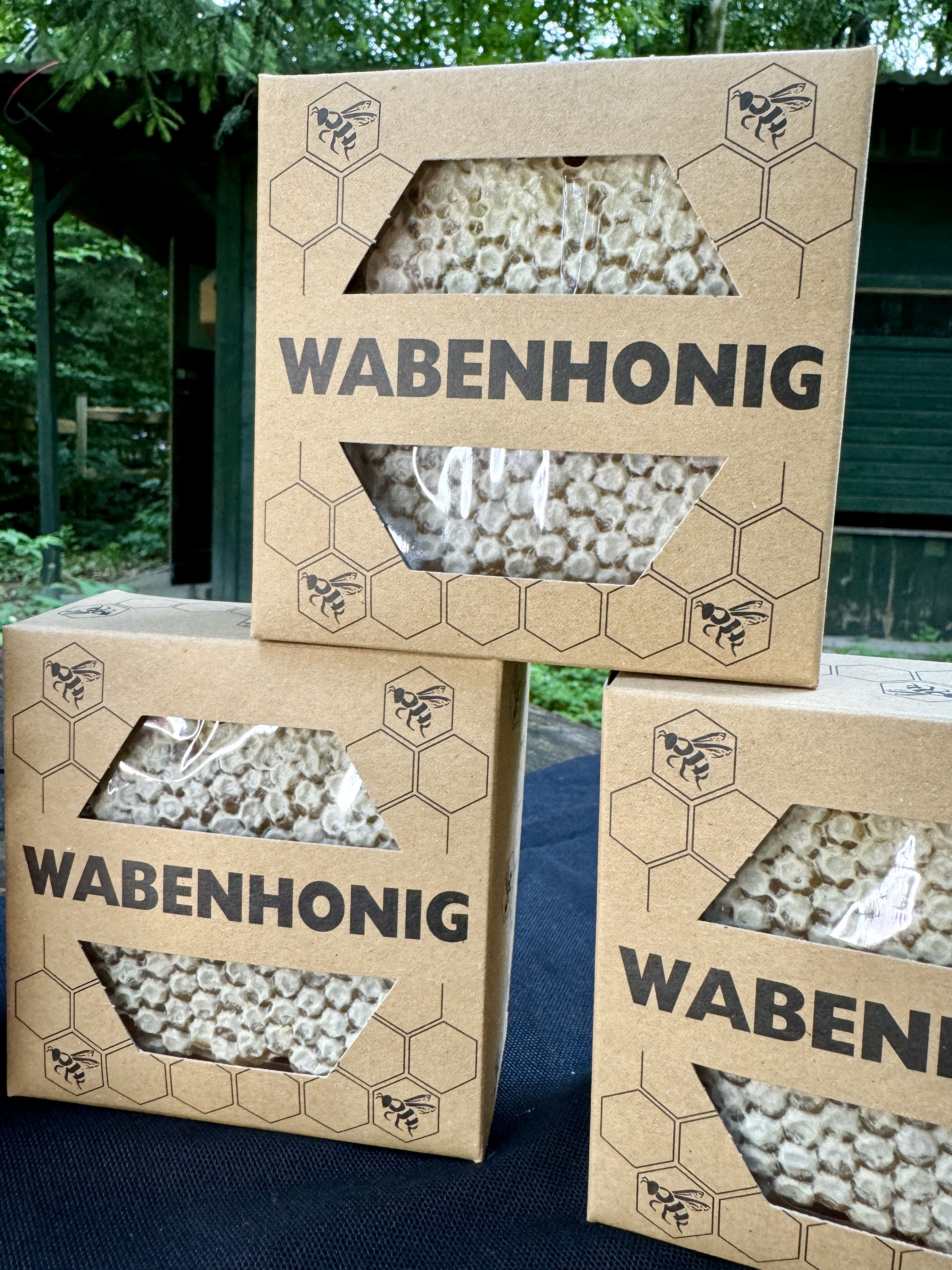 Wabenhonig kaufen – Roh & naturbelassen direkt vom Imker – Honighütten